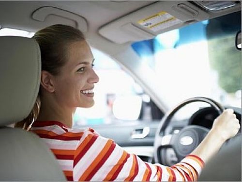 женщина-новичок за рулем