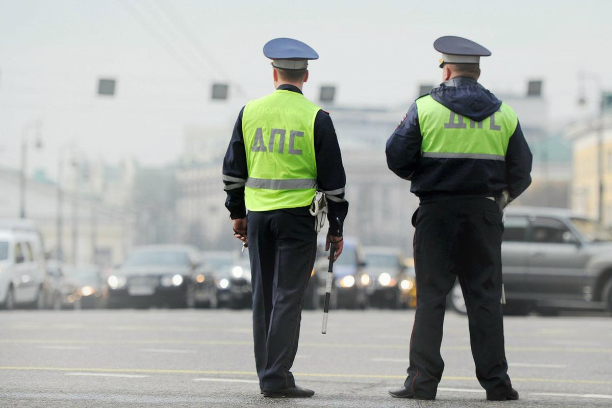 Какие обязанности у сотрудника ГИБДД перед автомобилистом?