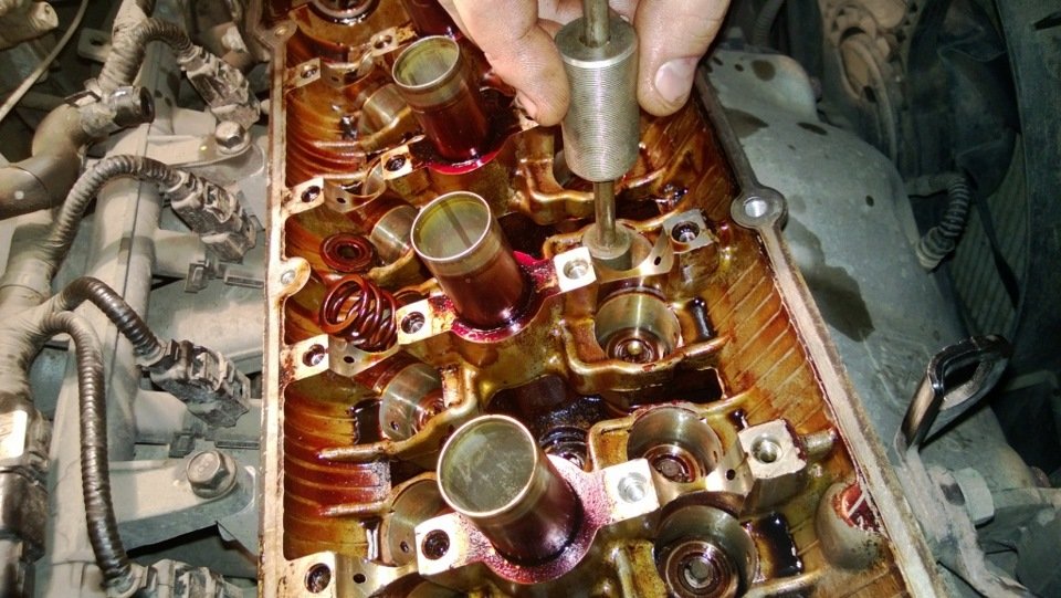 Сальники клапанов. Устройство маслосъемных колпачков.