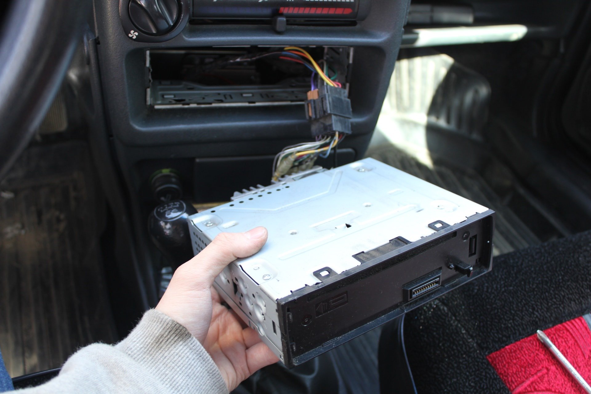 Установка автомагнитолы Как правильно установить магнитолу?