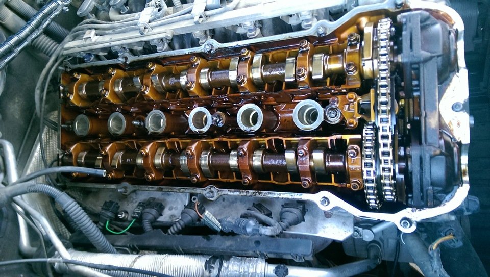 Двигатель и расположение колпачков. Расположение маслосъёмных колпачков (сальников клапанов) в двигателе.