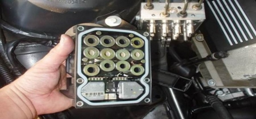 Частичная разборка блока управления АВС Принцип работы АБС