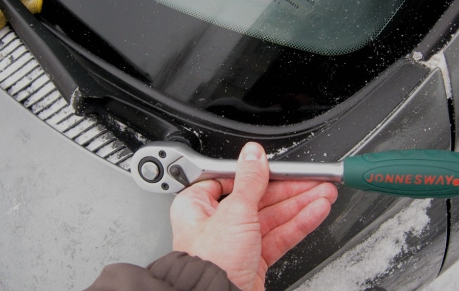 Демонтаж держателя щетки Как снять бескаркасные дворники полностью?