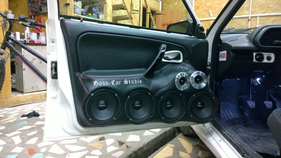 Динамики в двери Динамики в машине