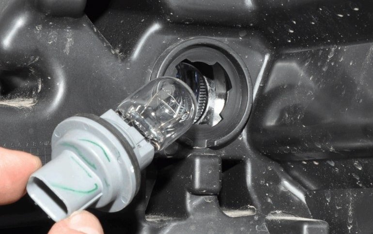 Установка лампы в гнездо Замена габаритных лампочек в дорестайлинговых моделях