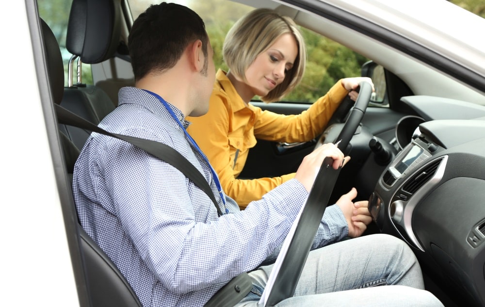 Инструктор объясняет Обучение вождению с инструктором