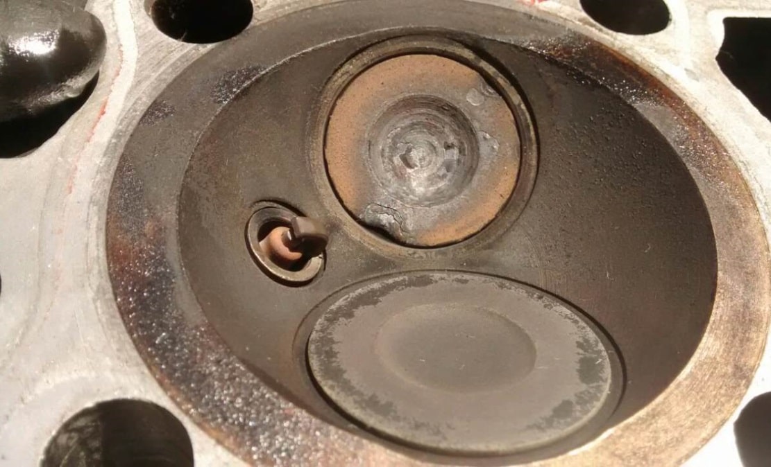 Деформация клапана Использование не соответствующего бензина