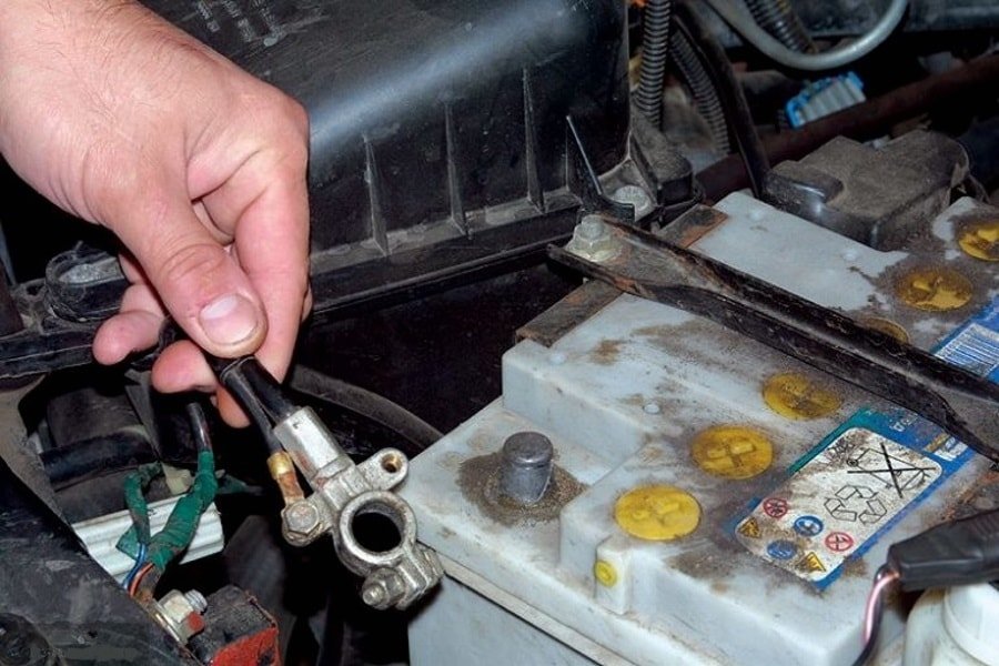 Снятие клемы Отсоединить минусовую клемму