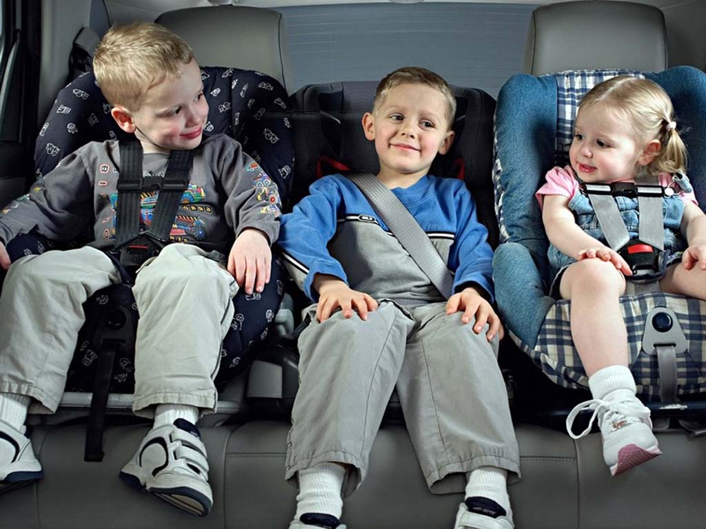 Дети на заднем сидение Отсутствие детского кресла