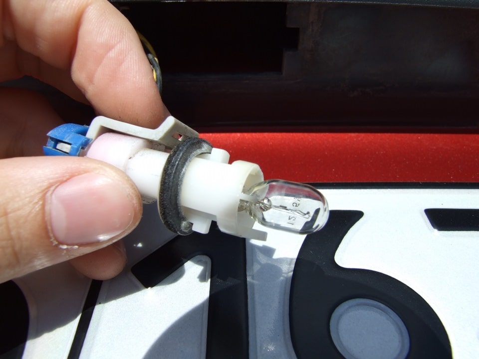 Замена лампы подсветки Лампа подсветки госномера