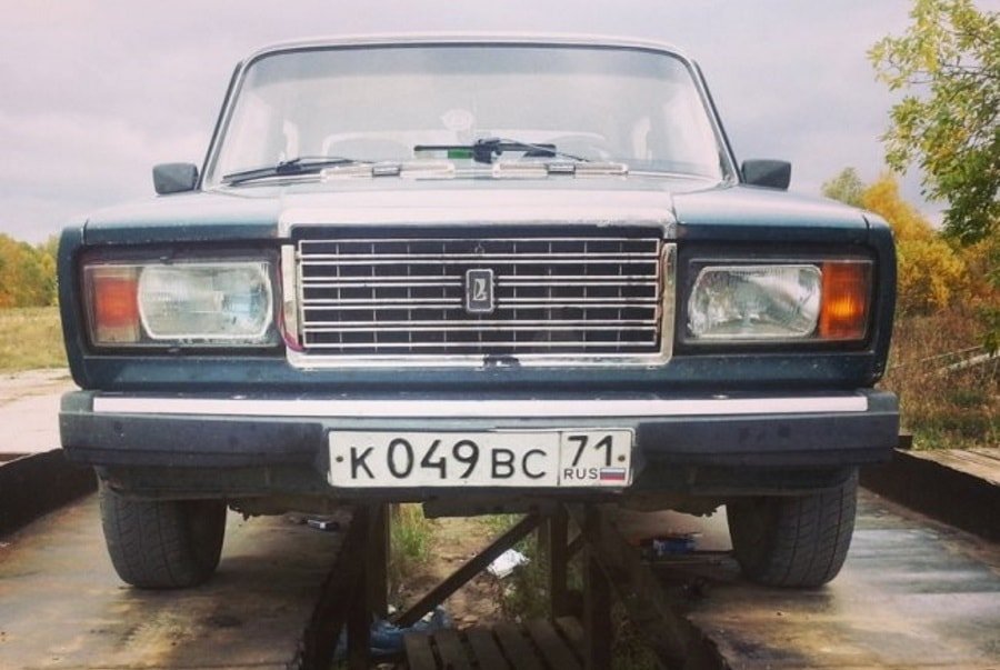 Автомобиль установленный на яме Подготовка к работе