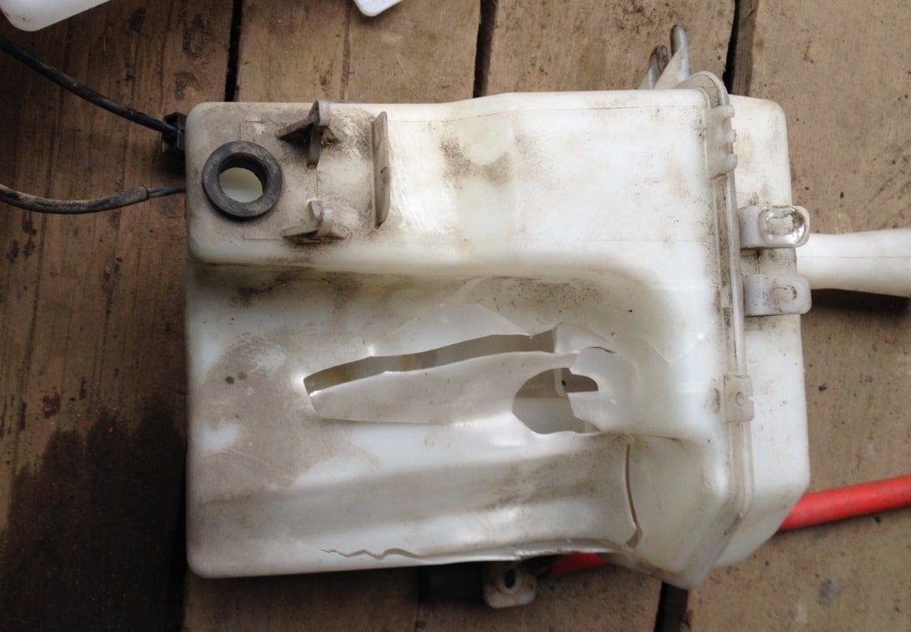 Разрушение корпуса Неисправности бачка омывателя