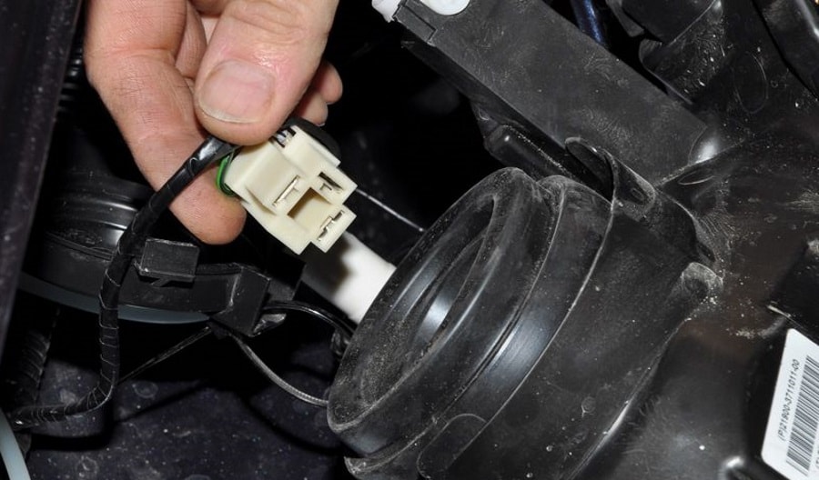 Отсоединение проводки Традиционное снятие фар