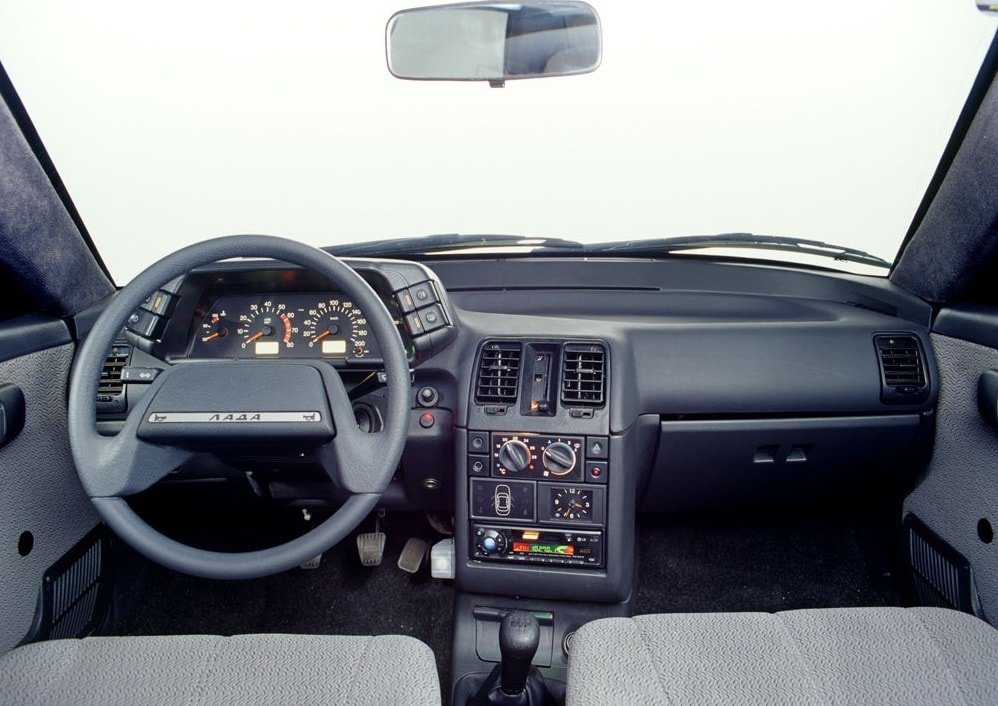 Передняя панель ВАЗ 2112 Салон машины ВАЗ 2112