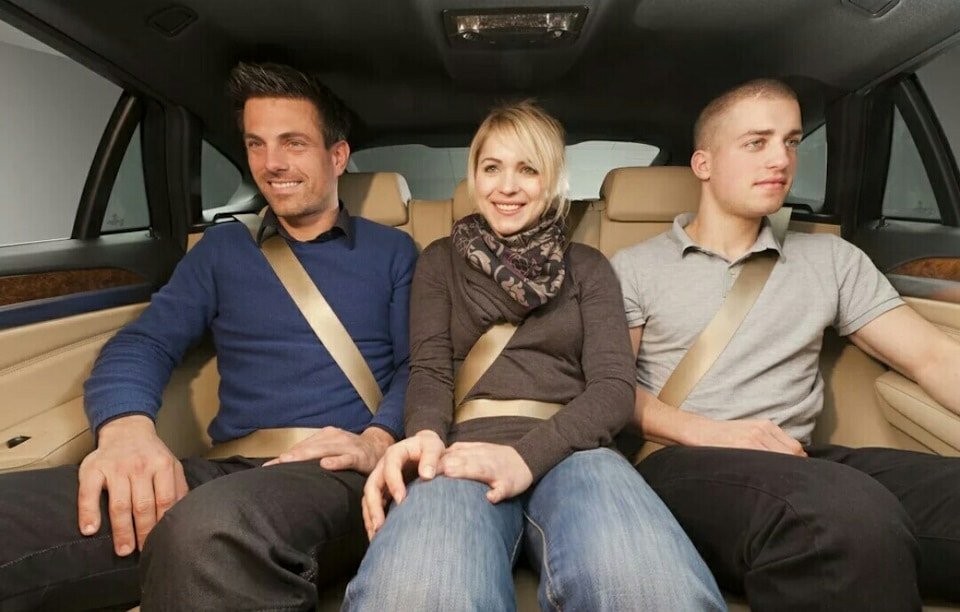 Пассажиры на заднем сиденье Ремни для пассажиров