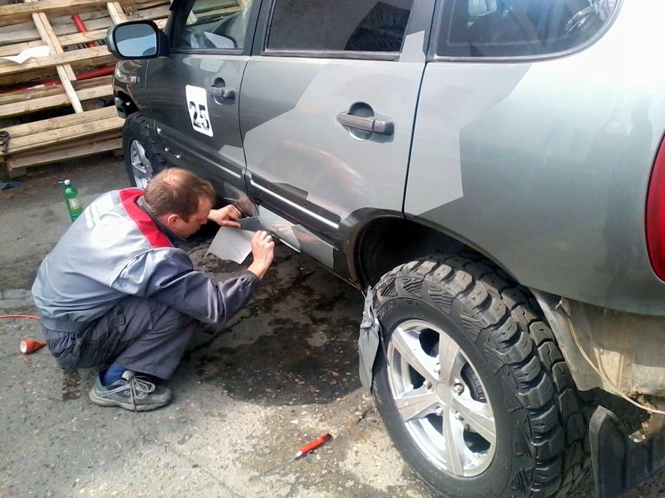 Наклейка пленки на Ниву Порядок работ наклейки пленки