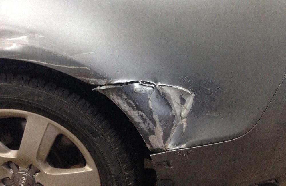 Повреждение бампера при аварии Повреждения пластикового бампера
