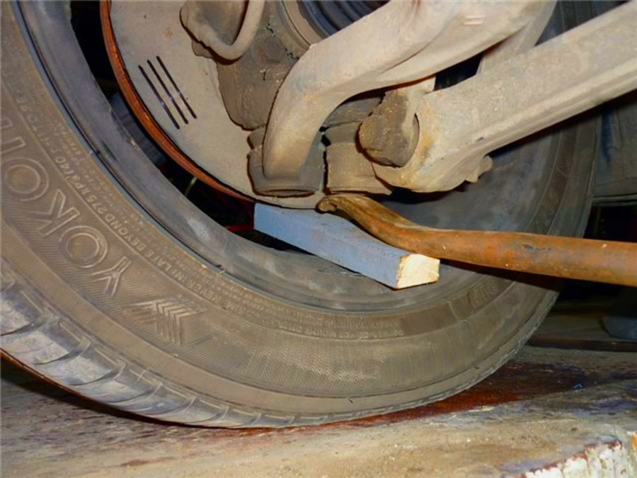 Диагностика шаровой опоры Проверка шаровой опоры с помощью подъемника