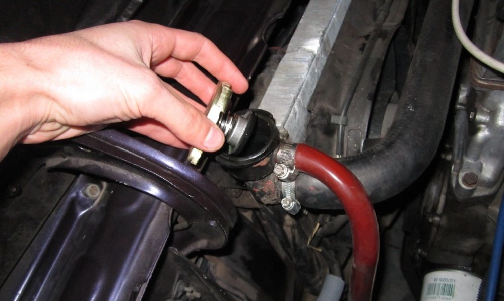 Проверка уровня жидкости в радиаторе Герметичность системы