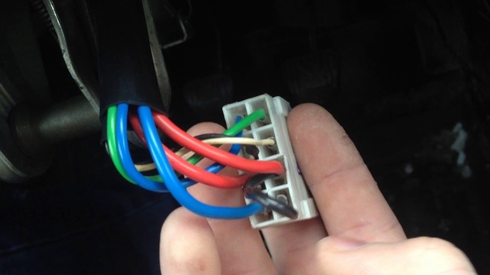 Разъем с проводами Соединение проводов в рулевой колонке
