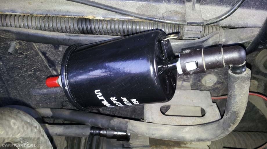 Расположение фильтра возле бака Где находится фильтр тонкой очистки топлива?