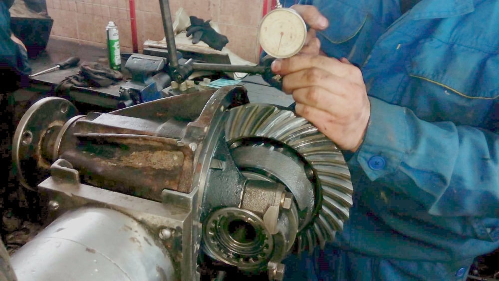 Проверка микрометром Регулировка редуктора заднего моста