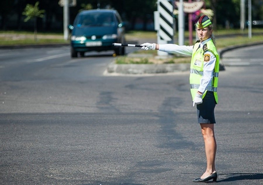 Регулировщик на перекрестке Особенности проезда регулируемых перекрестков