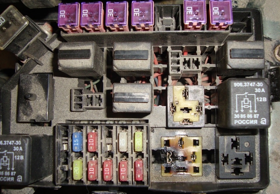 Сгоревший разъем реле обогрева Предохранитель системы