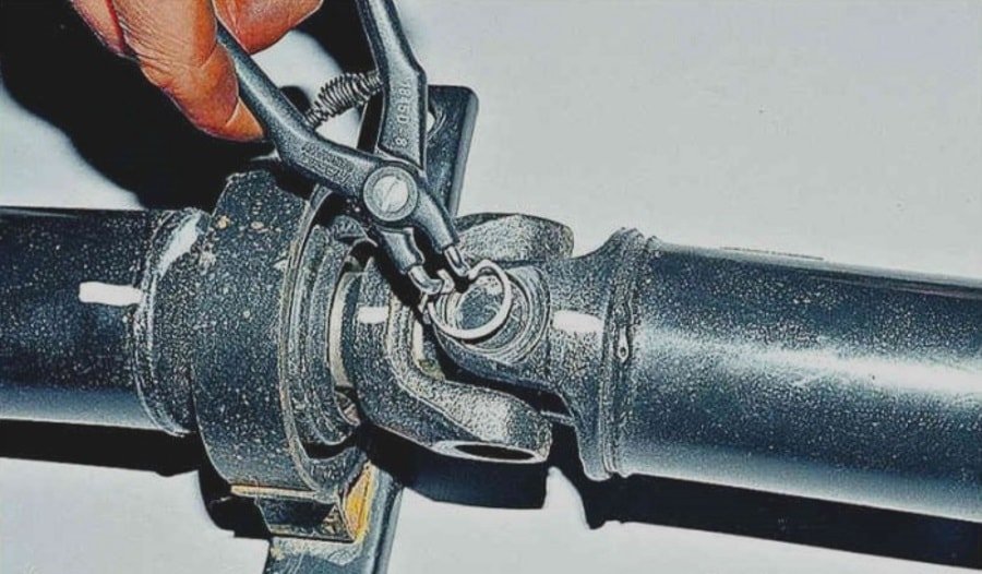 Снятие стопора Демонтаж стопорного кольца