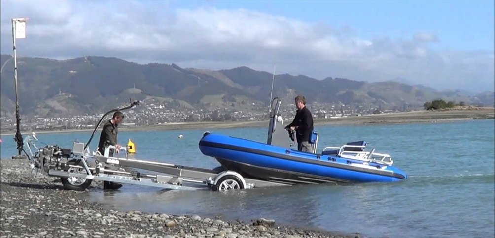 Загрузка лодки на прицеп лебедкой Конструкция прицепа для лодки