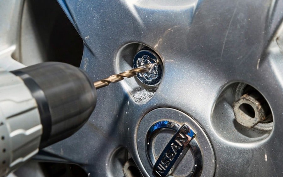 Высверливание болта Демонтаж при помощи дрели