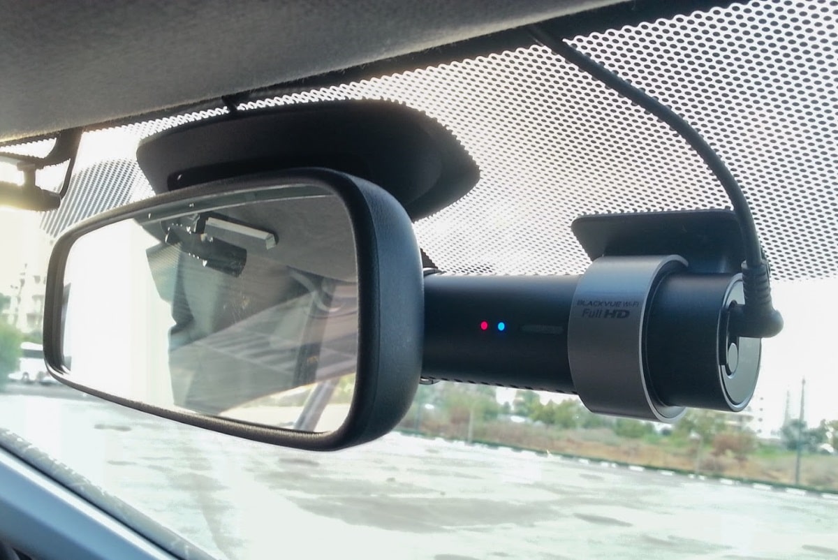 Установленный видеорегистратор Видеорегистратор BlackVue на стекле