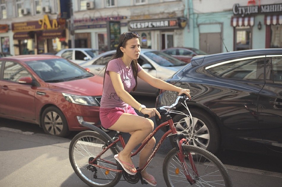 Велосипедист на полосе Велосипеды на выделенной полосе