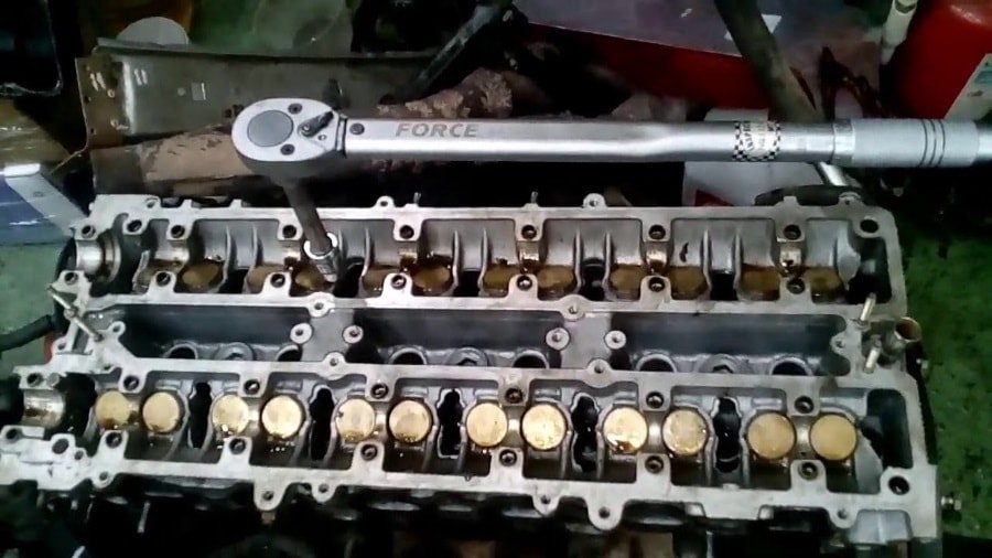 Выкручивание болтов Снятие головки блока цилиндров