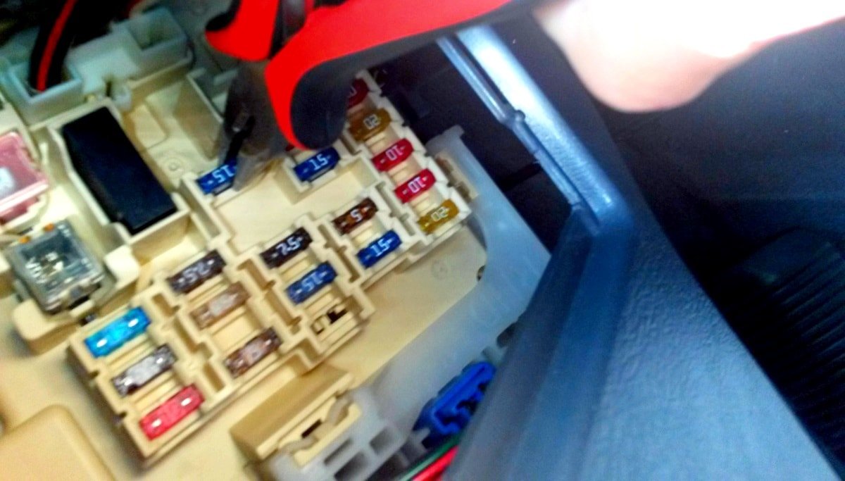 Замена сгоревшего предохранителя Методы устранения поломок