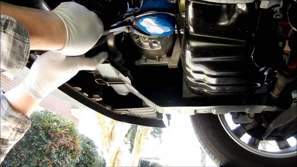 Откручивание фильтра съемником Замена масляного фильтра