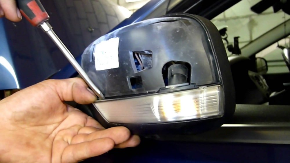 Снятие плафона Замена лампы габаритных огней