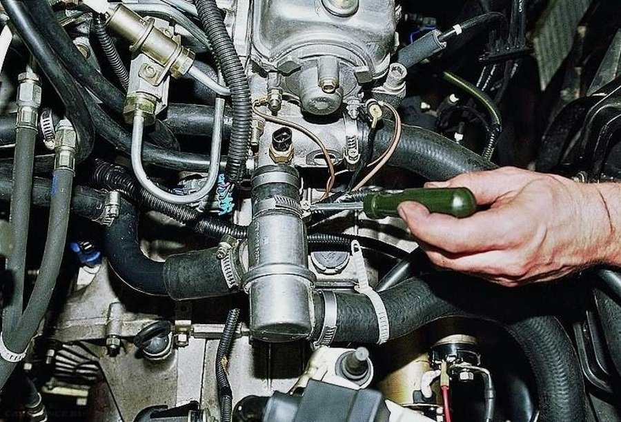 Проверка затяжки хомутов шлангов Проверка герметичности системы