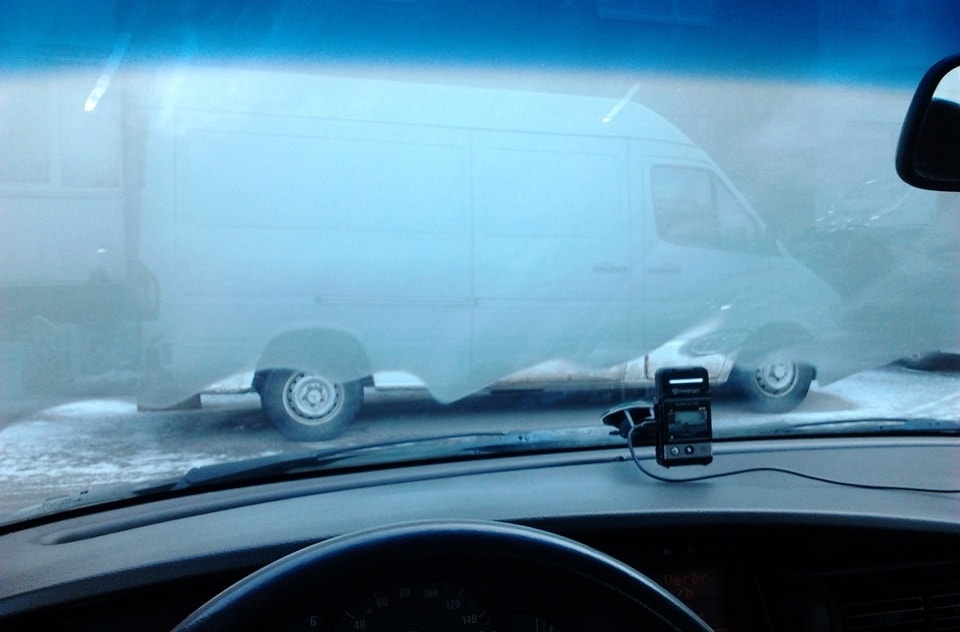 Запотевшее лобовое стекло Почему потеют стёкла в машине?