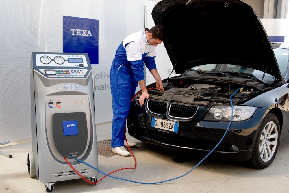 Заправка кондиционера хладагентом Особенности работы охлаждающей системы