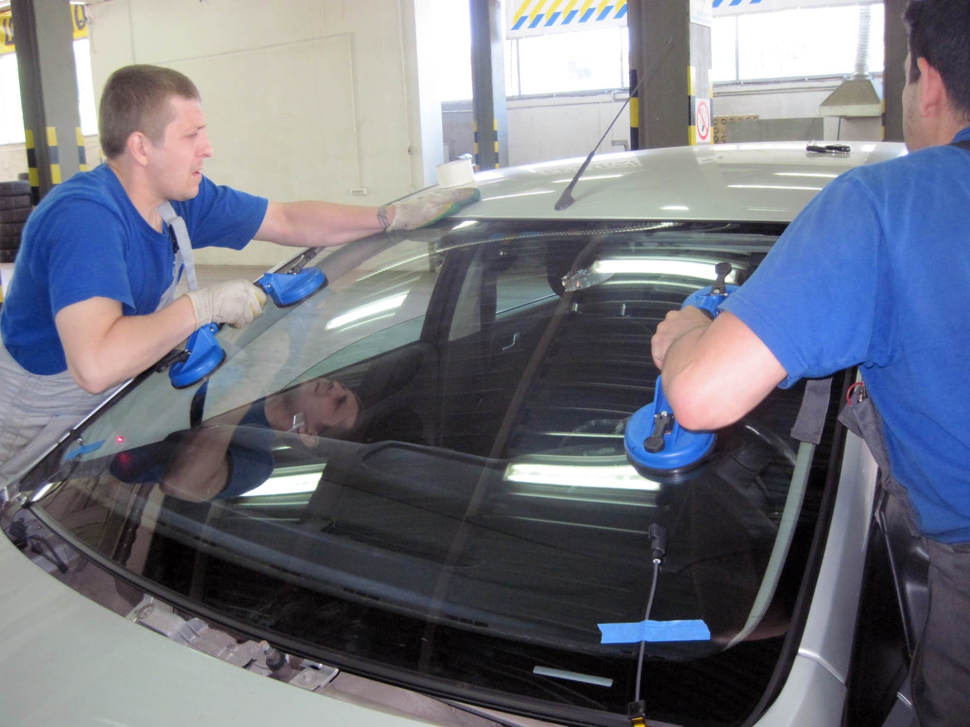 Установка в сервисном центре Установка лобового стекла