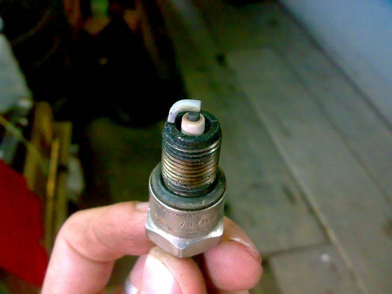 Нагар на свечках зажигания. Признаки износа маслосъёмных колпачков.