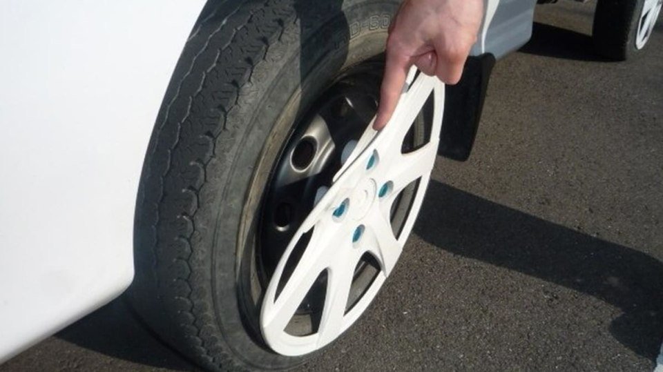 Установка колпаков болтовым соединением Крепление колпаков