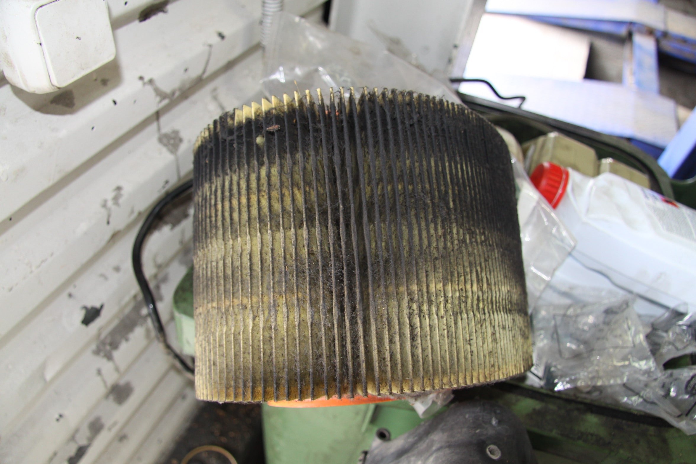 Загрязненный фильтр Воздушный фильтр двигателя