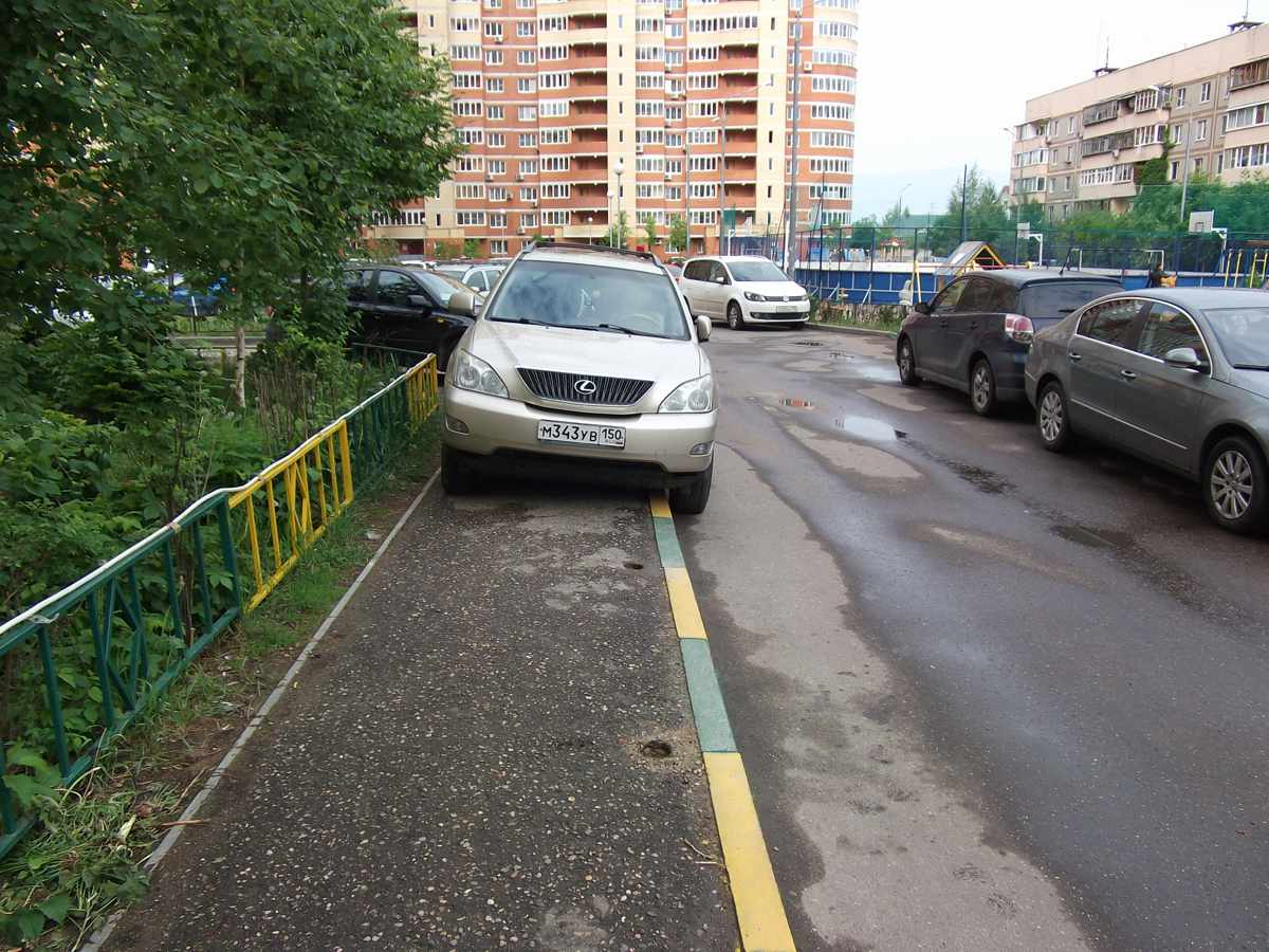 На тратуаре Штраф за парковку