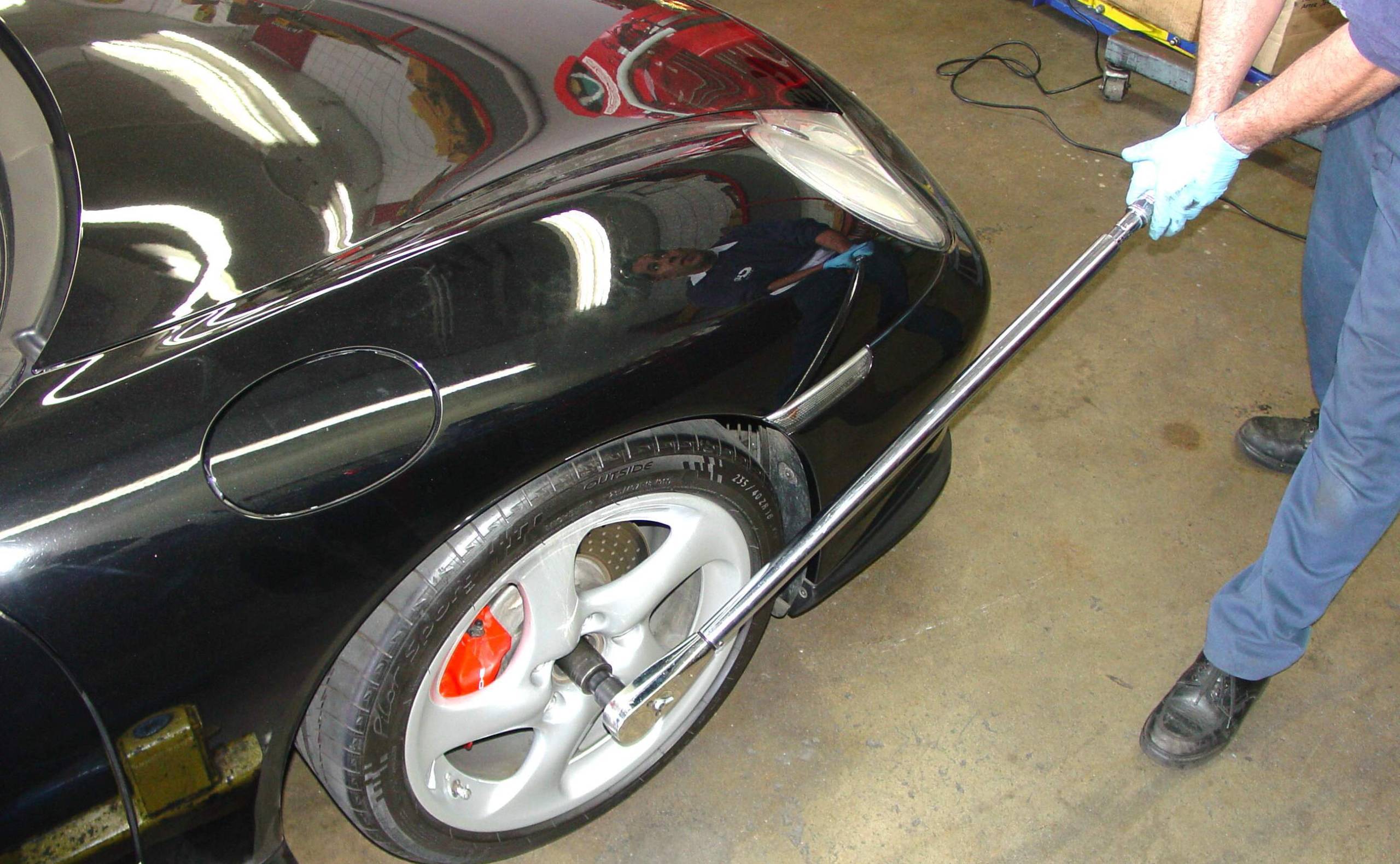 Откручиваем гайку ступицы при помощи рычага Подготовка деталей