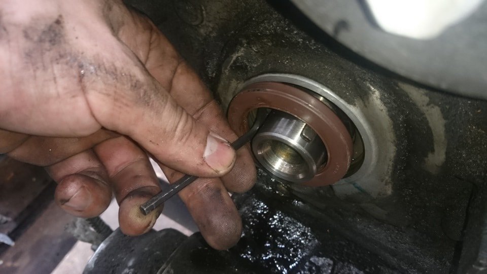 Проверка сальника Выявление места утечки масла